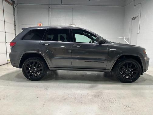 Granite Crystal Metallic Clearcoat 2018 Jeep Grand Cherokee Altitude