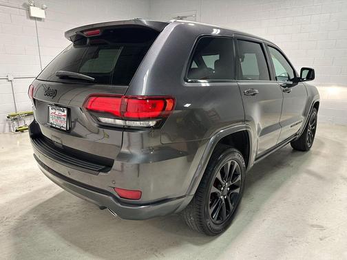 Granite Crystal Metallic Clearcoat 2018 Jeep Grand Cherokee Altitude