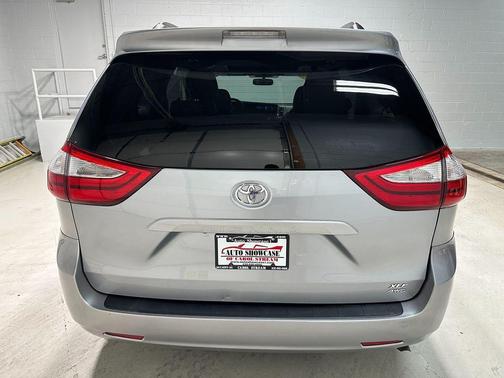 Silver Sky Metallic 2017 Toyota Sienna XLE