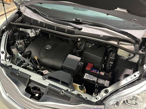 Silver Sky Metallic 2017 Toyota Sienna XLE