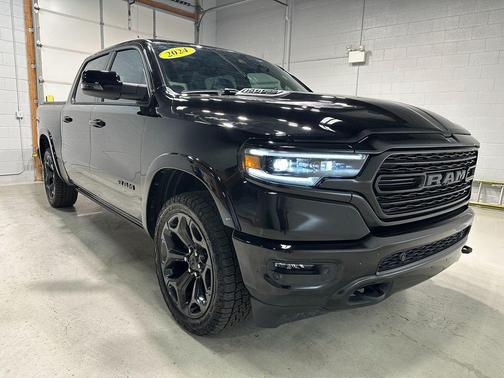Diamond Black Crystal Pearlcoat 2024 RAM 1500 Limited