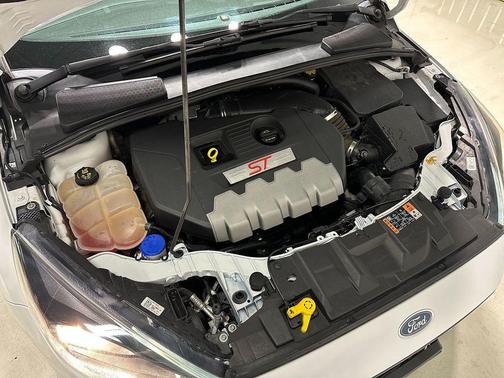 Oxford White 2017 Ford Focus ST