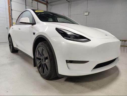 Pearl White Multi-Coat 2025 Tesla Model Y Long Range Dual Motor All-Wheel Drive