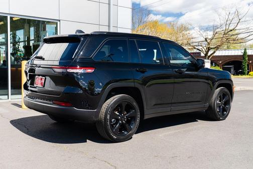 Diamond Black Crystal Pearlcoat 2024 Jeep Grand Cherokee Altitude