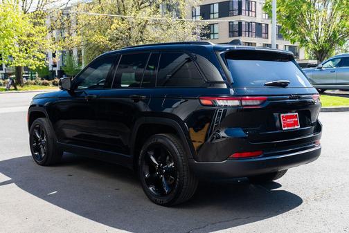 Diamond Black Crystal Pearlcoat 2024 Jeep Grand Cherokee Altitude