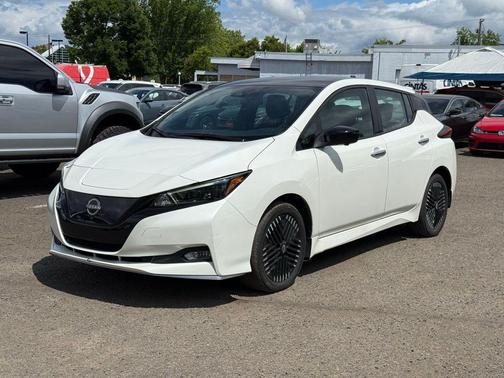 Super Black/Pearl White 2025 Nissan Leaf SV PLUS