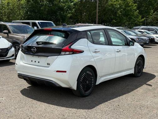 Super Black/Pearl White 2025 Nissan Leaf SV PLUS