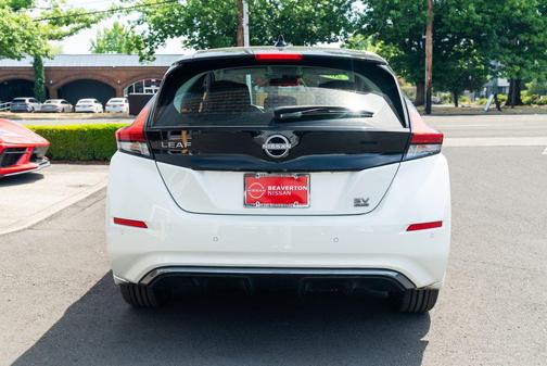 Super Black/Pearl White 2025 Nissan Leaf SV PLUS