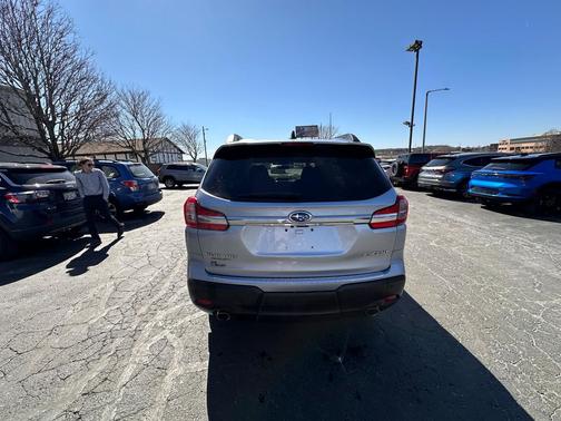 Ice Silver Metallic 2022 Subaru Ascent Premium 7-Passenger