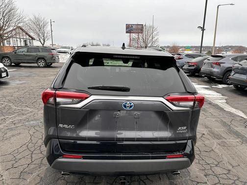 2020 Toyota RAV4 Hybrid SE