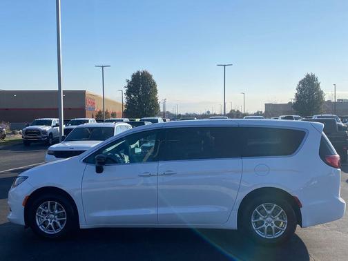 2026 Chrysler Voyager LX