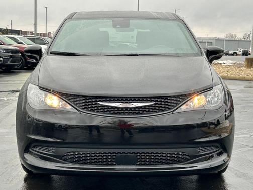 2026 Chrysler Voyager LX