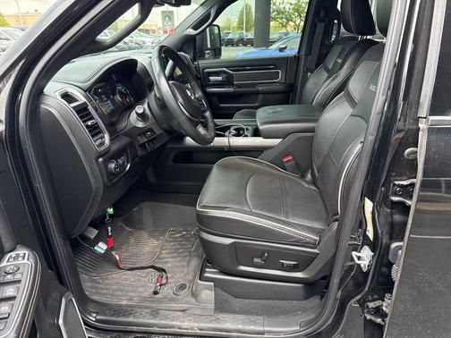 Diamond Black Crystal Pearlcoat 2023 RAM 3500 Laramie Crew Cab 4x4 8' Box