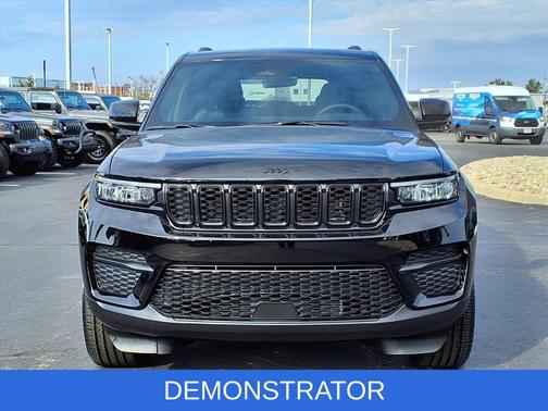 Diamond Black Crystal Pearlcoat 2025 Jeep Grand Cherokee Altitude