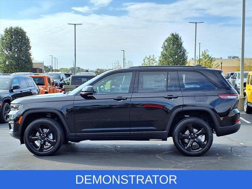 Diamond Black Crystal Pearlcoat 2025 Jeep Grand Cherokee Altitude
