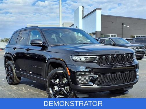 Diamond Black Crystal Pearlcoat 2025 Jeep Grand Cherokee Altitude