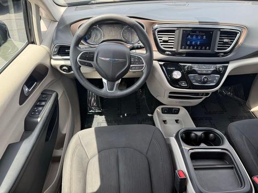 Brilliant Black Crystal Pearlcoat 2018 Chrysler Pacifica Touring Plus