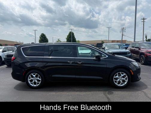 Brilliant Black Crystal Pearlcoat 2018 Chrysler Pacifica Touring Plus