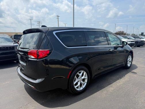 Brilliant Black Crystal Pearlcoat 2018 Chrysler Pacifica Touring Plus