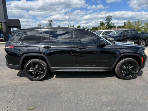 Diamond Black Crystal Pearlcoat 2023 Jeep Grand Cherokee L Altitude