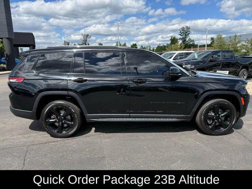 Diamond Black Crystal Pearlcoat 2023 Jeep Grand Cherokee L Altitude