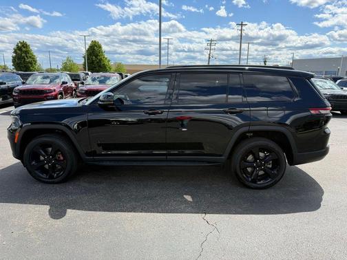 Diamond Black Crystal Pearlcoat 2023 Jeep Grand Cherokee L Altitude