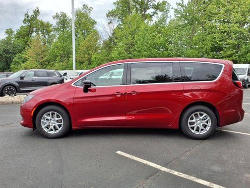 2025 Chrysler Voyager LX