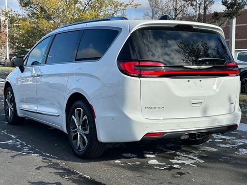 Bright White Clearcoat 2025 Chrysler Pacifica L