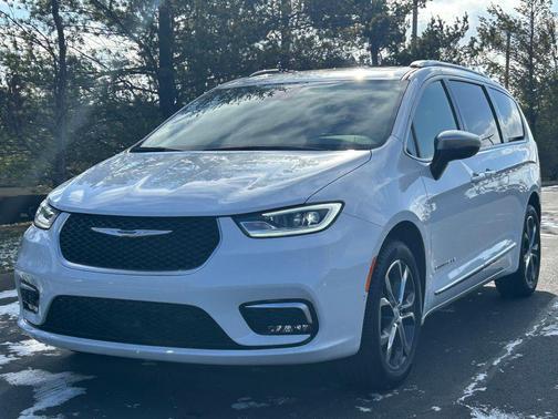 Bright White Clearcoat 2025 Chrysler Pacifica L