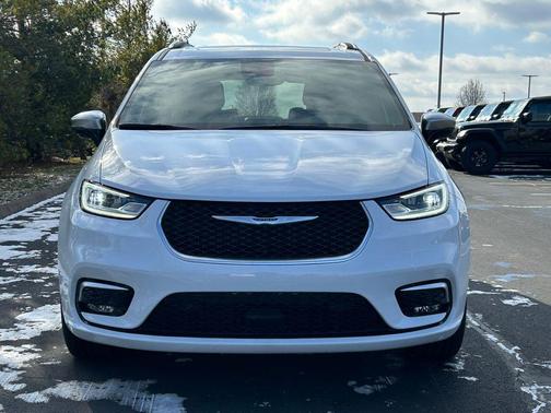 Bright White Clearcoat 2025 Chrysler Pacifica L