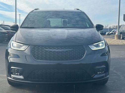 Diamond Black Crystal Pearlcoat 2026 Chrysler Pacifica L