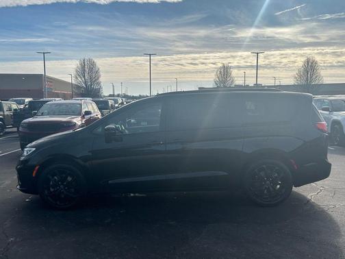 Diamond Black Crystal Pearlcoat 2026 Chrysler Pacifica L