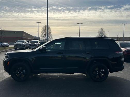 Diamond Black Crystal Pearlcoat 2025 Jeep Grand Cherokee L Altitude