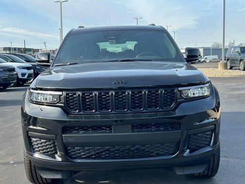 Diamond Black Crystal Pearlcoat 2025 Jeep Grand Cherokee L Altitude