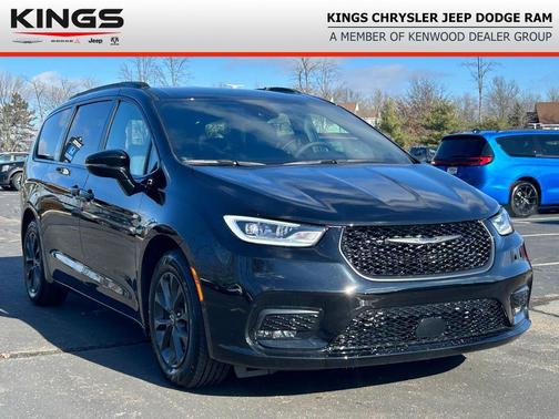 Diamond Black Crystal Pearlcoat 2025 Chrysler Pacifica L
