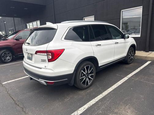 Platinum White Pearl 2022 Honda Pilot Touring 8-Passenger