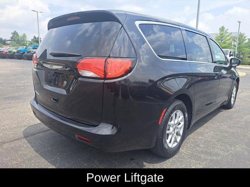 Brilliant Black Crystal Pearlcoat 2023 Chrysler Voyager LX