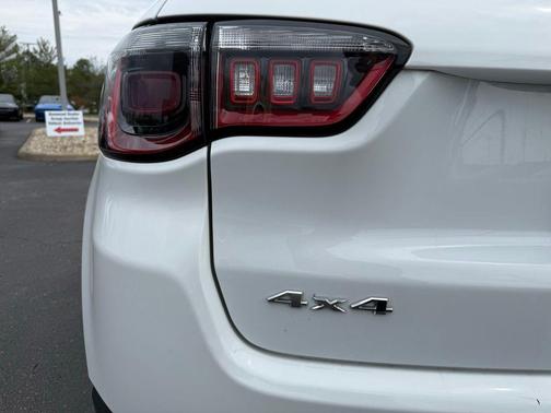 Bright White Clearcoat 2022 Jeep Compass Limited