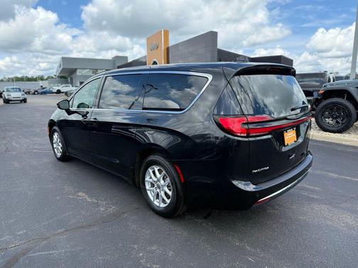 Brilliant Black Crystal Pearlcoat 2023 Chrysler Pacifica Touring L