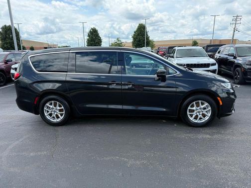 Brilliant Black Crystal Pearlcoat 2023 Chrysler Pacifica Touring L