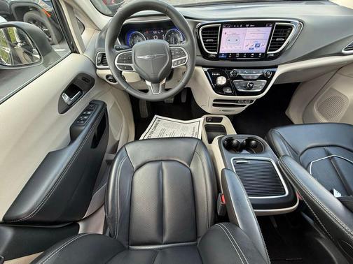 Brilliant Black Crystal Pearlcoat 2023 Chrysler Pacifica Touring L