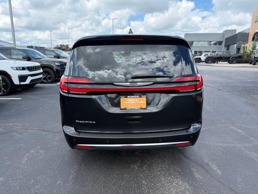Brilliant Black Crystal Pearlcoat 2023 Chrysler Pacifica Touring L