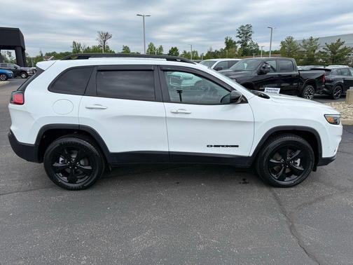 Bright White Clearcoat 2023 Jeep Cherokee Altitude