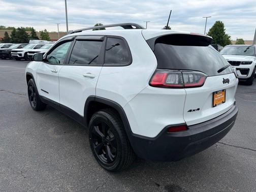 Bright White Clearcoat 2023 Jeep Cherokee Altitude