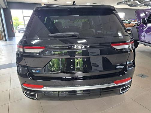 Diamond Black Crystal Pearlcoat 2024 Jeep Grand Cherokee 4xe Summit