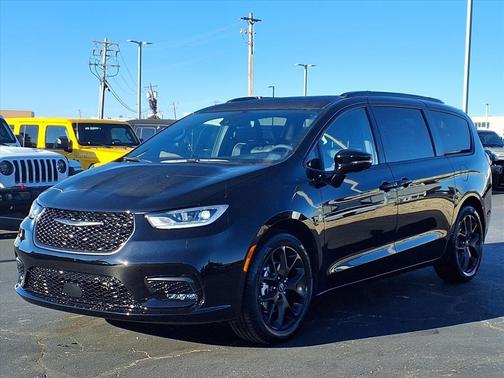 Diamond Black Crystal Pearlcoat 2026 Chrysler Pacifica Limited