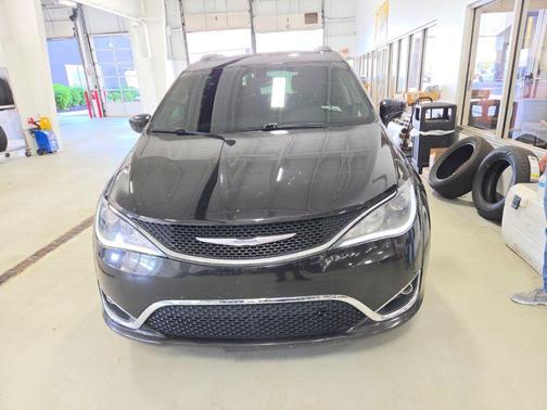 Brilliant Black Crystal Pearlcoat 2017 Chrysler Pacifica Touring-L