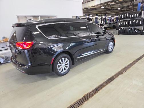 Brilliant Black Crystal Pearlcoat 2017 Chrysler Pacifica Touring-L
