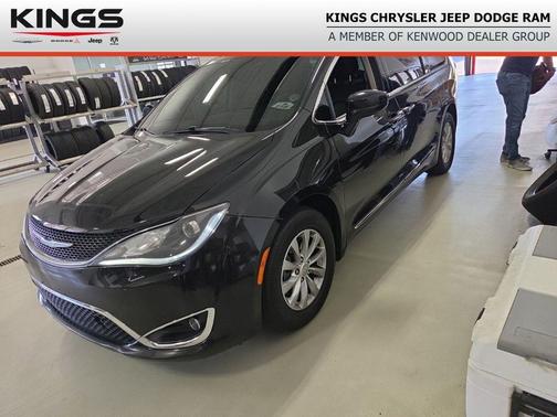 Brilliant Black Crystal Pearlcoat 2017 Chrysler Pacifica Touring-L