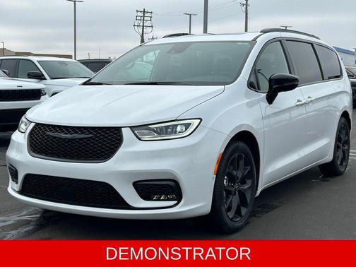 Bright White Clearcoat 2026 Chrysler Pacifica Limited